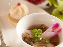 じゅんさいとフレッシュマッシュルームのコンソメ