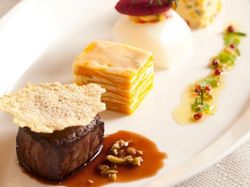 牛フィレ肉のキューブ仕立て オリーブ風味ソース