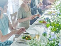 おもてなし料理をゲストの方に