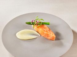 サーモンのミキュイ ジャガイモピュレとハーブの香り