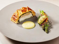 平目と魚介のムースのパイ包み
ベアルネーズソース