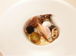 銘柄軍鶏のロースト
コンソメロワイヤル トリュフの香り