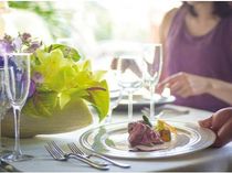 おもてなし料理をゲストの方に