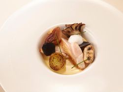 つくば鶏のロースト
コンソメロワイヤル トリュフの香り