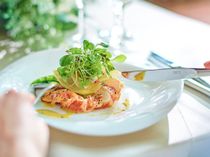 おもてなし料理をゲストの方に