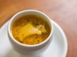 銘柄軍鶏のロースト
コンソメロワイヤル トリュフの香り