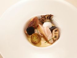 銘柄軍鶏のロースト
コンソメロワイヤル トリュフの香り