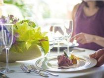 おもてなし料理をゲストの方に