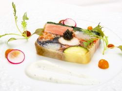 オマール海老とスモーク帆立　彩り野菜のプレッセ