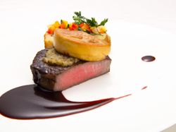 国産牛フィレ肉のポワレ　フォワグラとのマリアージュ　赤ワインソース　トリュフ風味のジャガイモのテリーヌと共に
