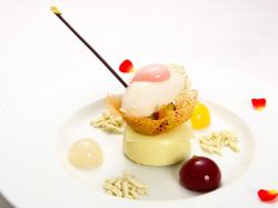 フルーツのパニエ ピスタチオの軽いクリームとトンカ豆の香るコーヒーアイス添え