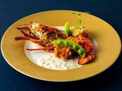 オマール海老の雲丹風味 トマトのグラチネ添え 帆立貝のブールブランソース