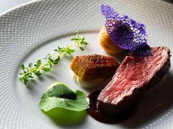 牛フィレ肉のステーキ 玉葱のグラチネとスービーズ 赤ワインソース