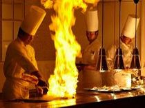 オープンキッチンでのフランベ演出で出来立てのおいしさをお届け