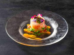 海の幸と彩野菜のモザイク仕立て 野菜のビネグレッドソース キャビアに金箔を添えて