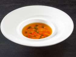 パレスホテル伝統のコンソメスープ タピオカとブルノア野菜