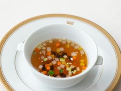 パレスホテル伝統 コンソメスープ 旬の野菜のブリュノワーズ