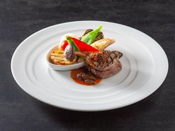 国産牛フィレ肉のグリエ モリーユ茸添え 旬の温野菜を添えて