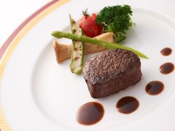 国産牛フィレ肉のステーキ 温野菜添え