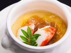 フカヒレとタラバ蟹、コンソメスープの海に浮かべたロワイヤル仕立て