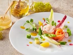 【サーモンと鮮魚のローズ紅白模様】岐阜県中津川産チコリと旬野菜の菜園仕立て みかん蜂蜜のマヨネーズをアクセントに