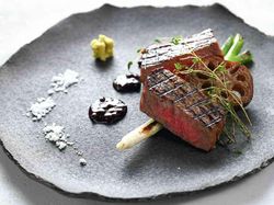 【特選⿊⽑和⽜】サーロインステーキと上賀茂野菜 安曇野の⼭葵・⽯垣島の塩・京都の実⼭椒ソースをお好みで