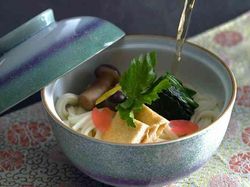 【新婦実家の製麺所より温かいおうどん】