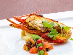 イセエビのロティキャトルエピス風味
オランデーズソース