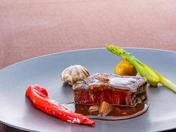 国産牛フィレ肉のロースト
季節の温野菜添え
フォンドボーソース