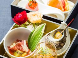 お祝いの重箱 美しい季節の贈り物