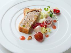 仔牛肉、鴨肉、豚肉のパテアンクルート 葡萄のモッツァレッラのサラダ