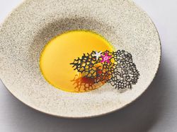 畑 to table 季節のポタージュ 竹炭のチュイル 熊野地鶏