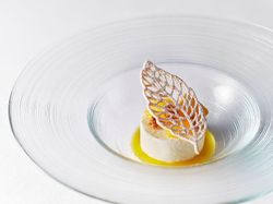 リーフのビスキュイ ムースグラッセと知多フルーツ