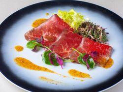 静岡県産黒毛和牛もも肉のローストビーフ