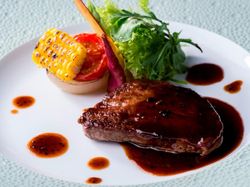 特選黒毛和牛フィレ肉の網焼きトリュフ入りソース