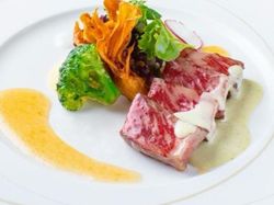 静岡和牛ロース肉の蒸し焼き
オニオンソースと山葵風味の2色ソース