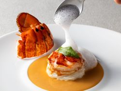 オマール海老のポワレ 魚介の旨味たっぷりのクレーム・ド・オマール