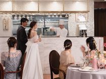 オープンキッチンから運ばれる逸品