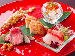 金目鯛と鮪の御造り/褐毛和牛のローストビーフ/蓮根と蟹真薯のはさみ揚げ/汲み上湯葉とイクラの醤油漬