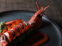 オマール海老のポワレ海の宝石をちりばめて