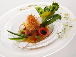 マグロのタルタルとカラスミ 春野菜のジュレ仕立て ヴィシソワーズソース