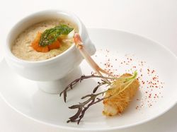 バジル香るアカザエビのクレーム・カプチーノと人参のロワイヤル ボンボンを添えて