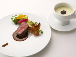 段戸牛のロティ トリュフ風味のポテトピューレと季節野菜添え 赤ワインソース