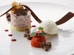 イチゴのスフレグラッセと練乳のアイスクリーム