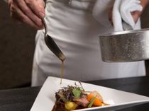 豊かな経験を活かし、精鋭の料理人が腕を振るう数々のメニュー