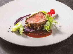 国産牛ロースのロティ おぼろ昆布のベール
濃厚なジュ・ド・ブッフソースと奈良漬けの和合