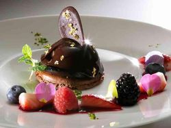 チョコレートムースのドーム仕立て ベリーのソースを添えて