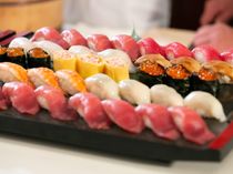 握りたてのお寿司をゲストにふるまう「寿司バー」が大人気