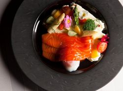 サーモンのサラダ仕立て-温泉卵添え-