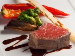 和牛フィレ肉の低温調理ロースト-ポルトソース-